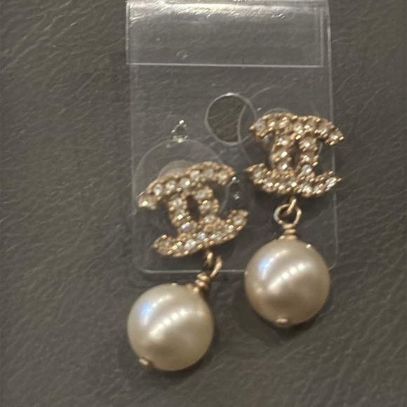 Preloved Chanel CC earrings with pearls excellent condition has stamp - Picture 5 of 5